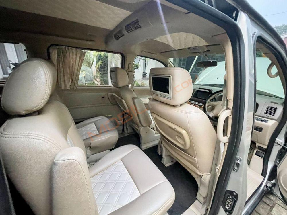 Mobil Nissan Serena 2012