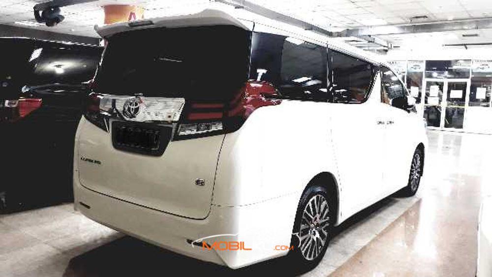 Mobil Toyota Alphard 2015