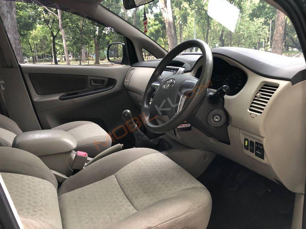 Mobil Toyota Kijang Innova 2013