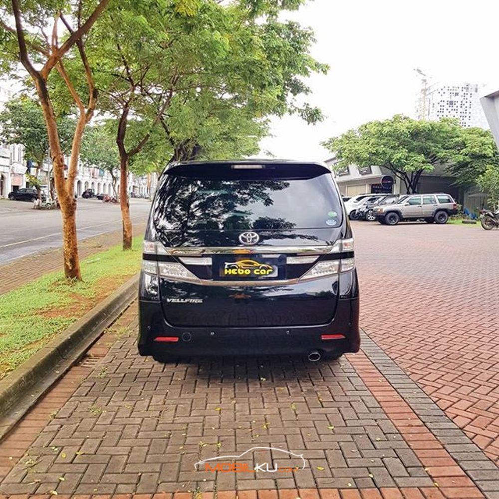 Mobil Toyota Vellfire 2014
