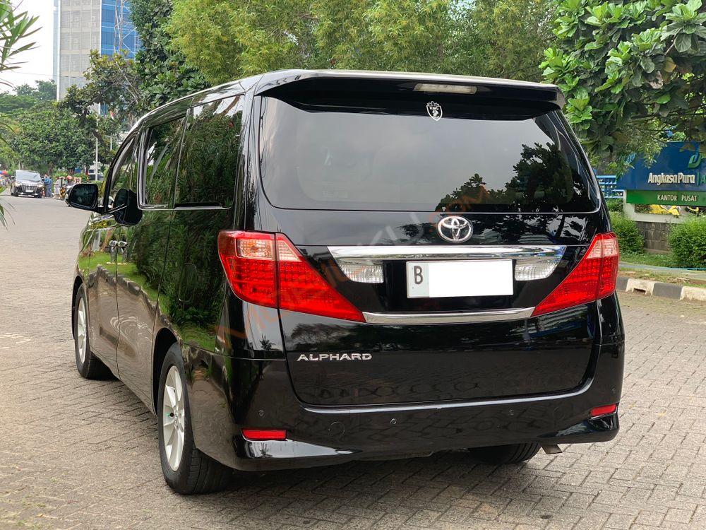 Mobil Toyota Alphard 2010