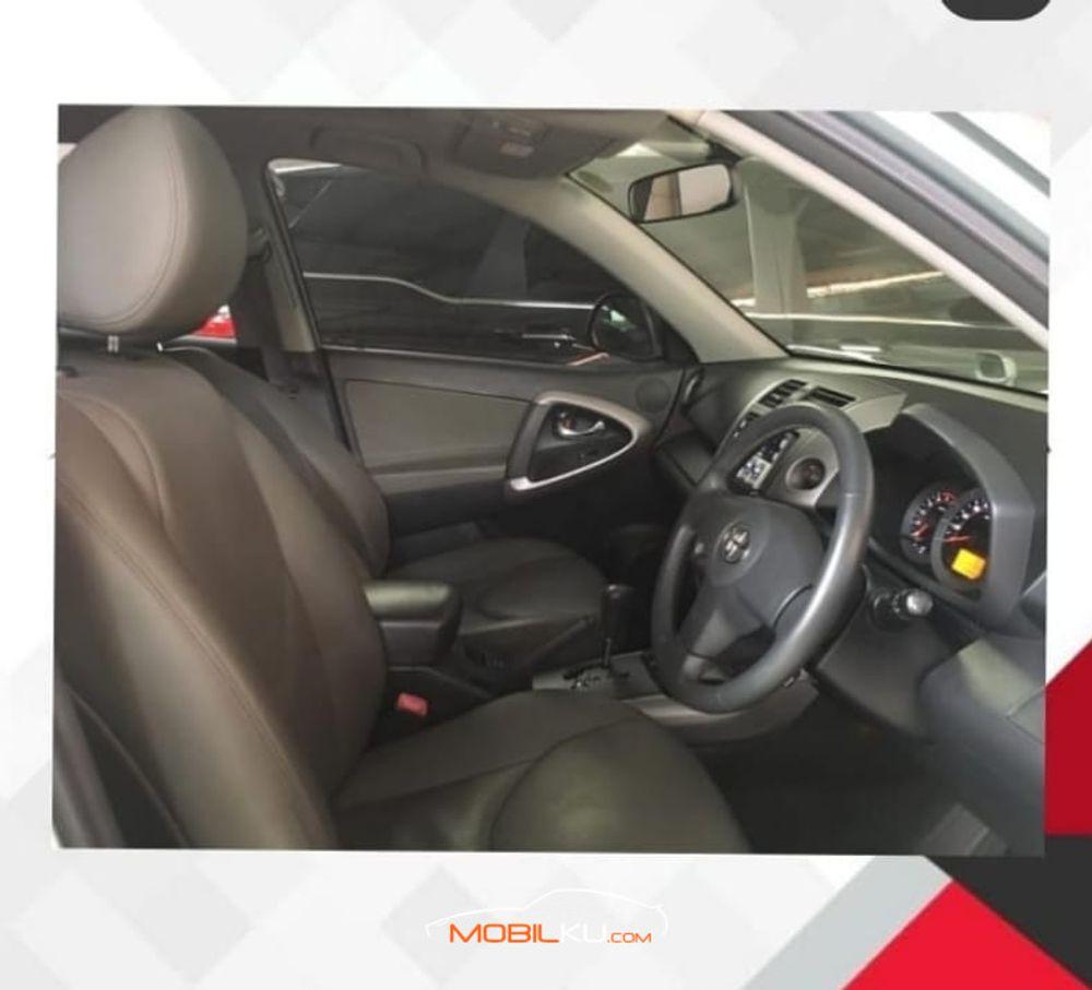 Mobil Toyota RAV4 2007