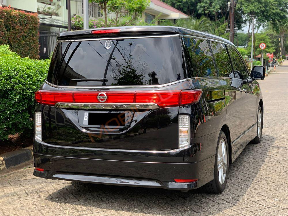 Mobil Nissan Elgrand 2011