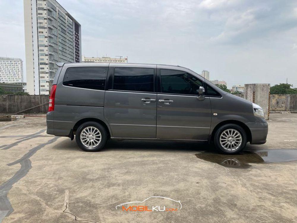 Mobil Nissan Serena 2012