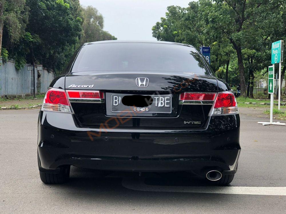Mobil Honda Accord 2011