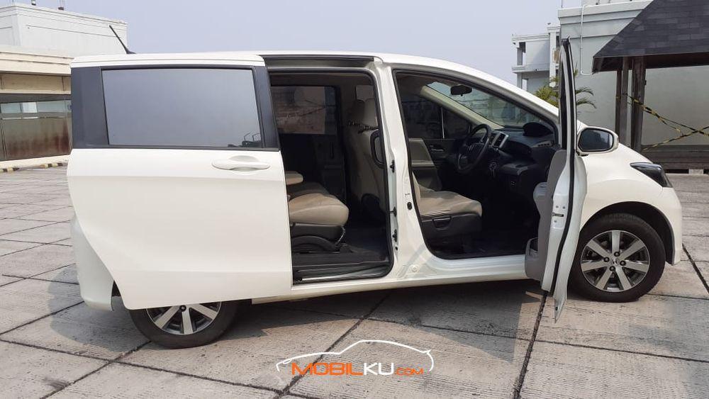 Mobil Honda Freed 2011