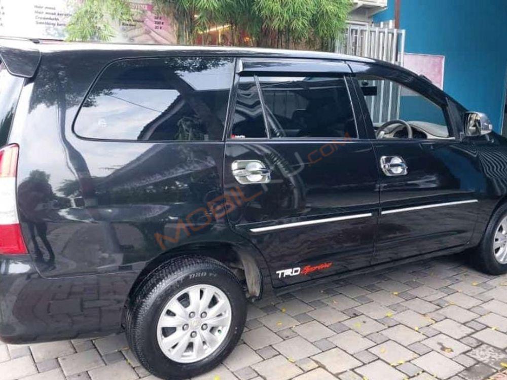 Mobil Toyota Kijang Innova 2013