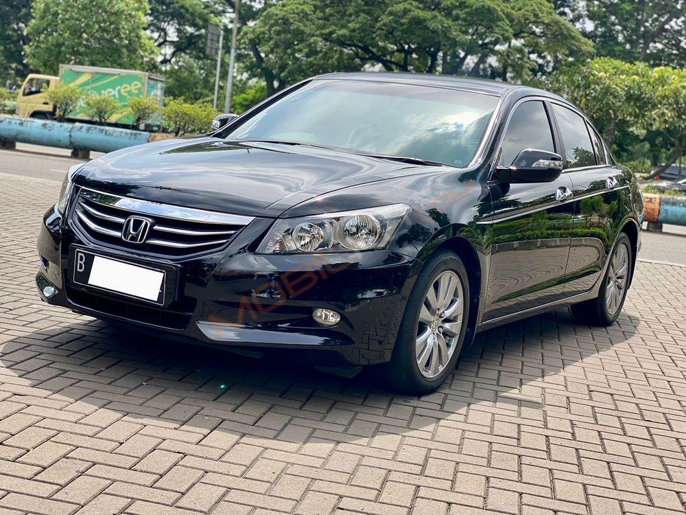 Mobil Honda Accord 2011