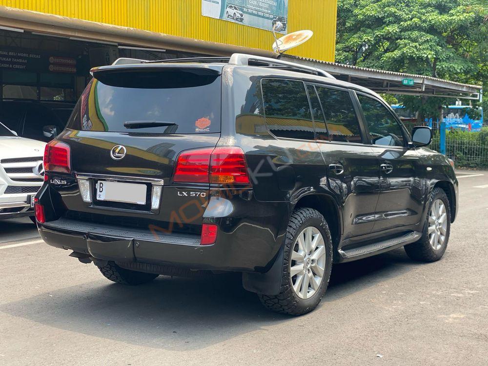 Mobil Lexus LX 2011