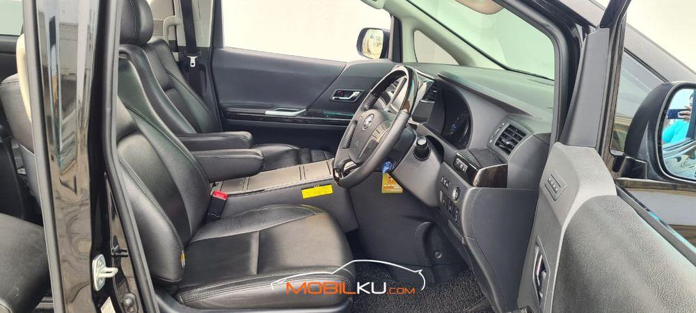 Mobil Toyota Vellfire 2013