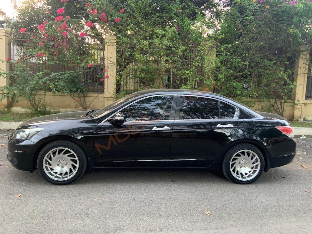Mobil Honda Accord 2011