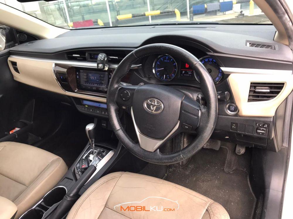 Mobil Toyota Corolla 2015