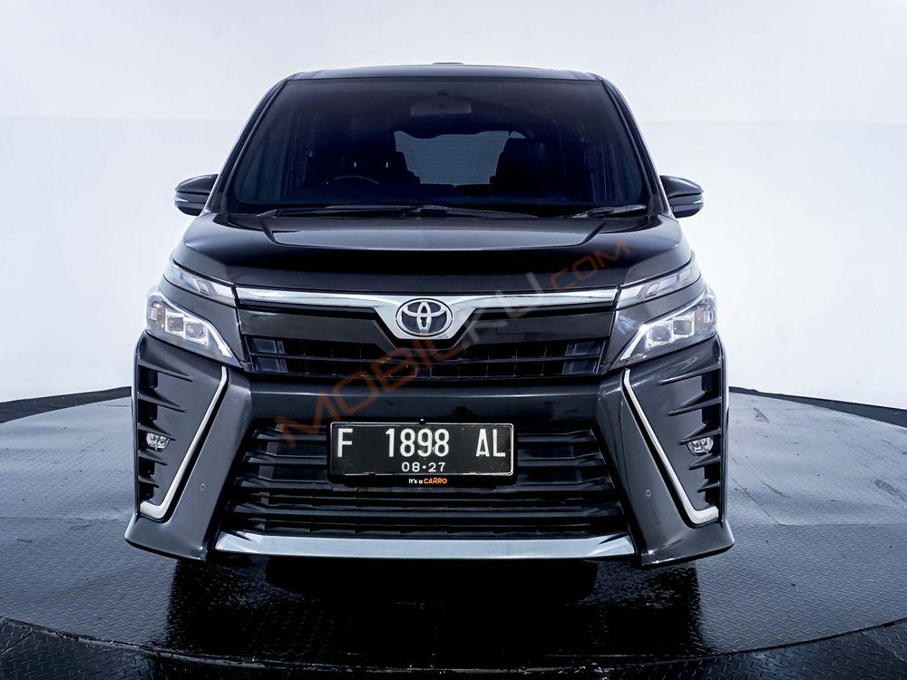 Mobil Toyota Voxy 2018