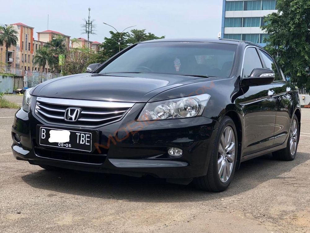 Mobil Honda Accord 2011