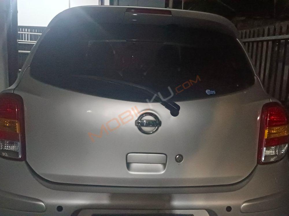 Mobil Nissan March 2011