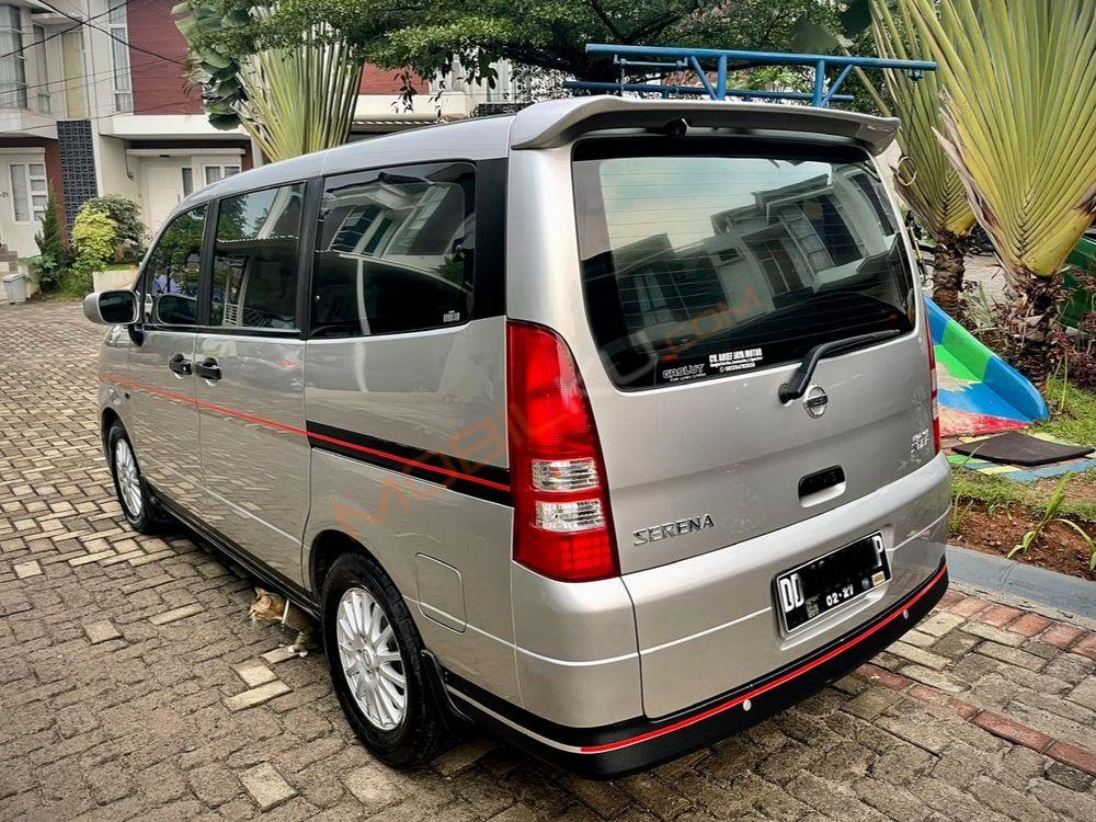 Mobil Nissan Serena 2012