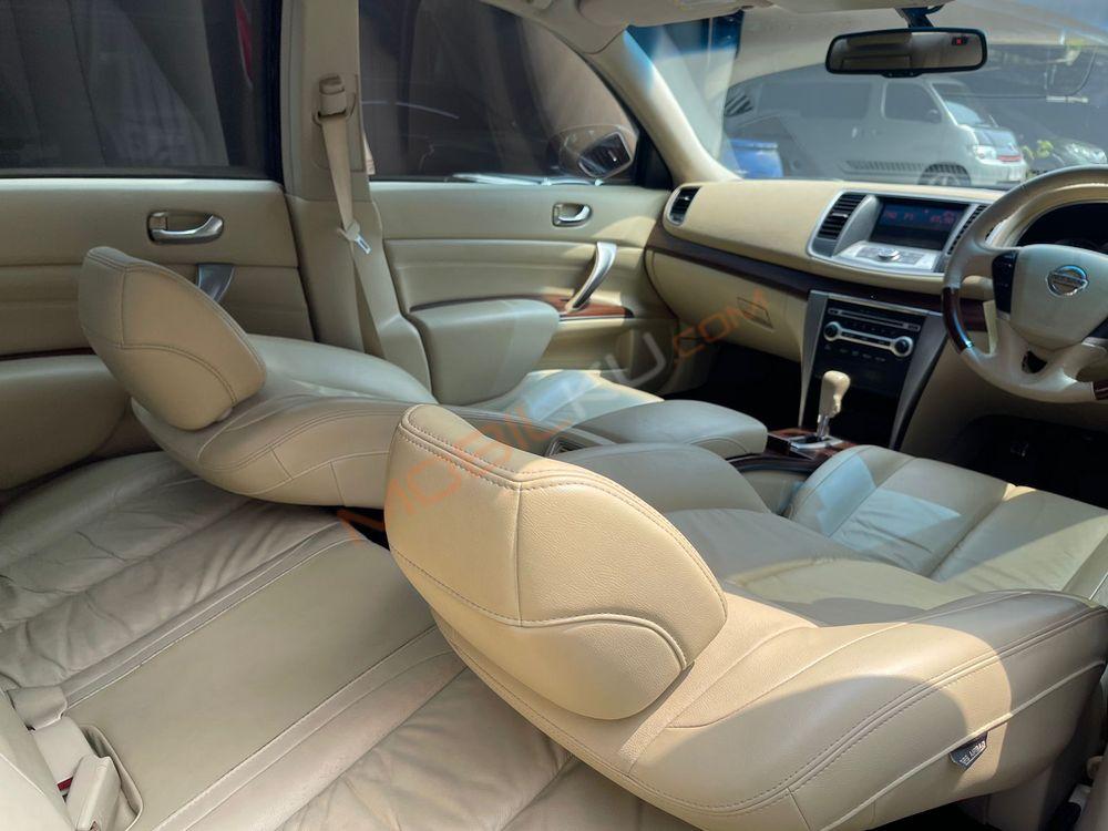 Mobil Nissan Teana 2010
