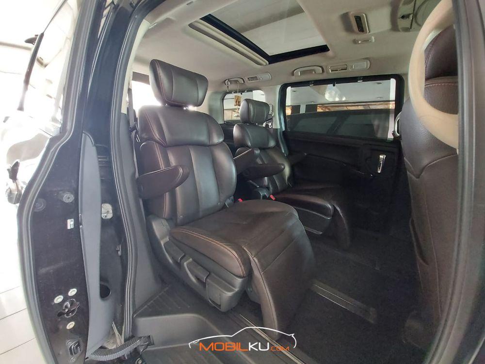 Mobil Nissan Elgrand 2011