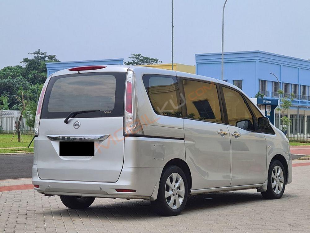 Mobil Nissan Serena 2013