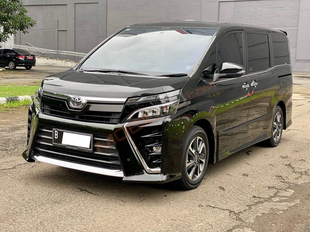 Mobil Toyota Voxy 2019