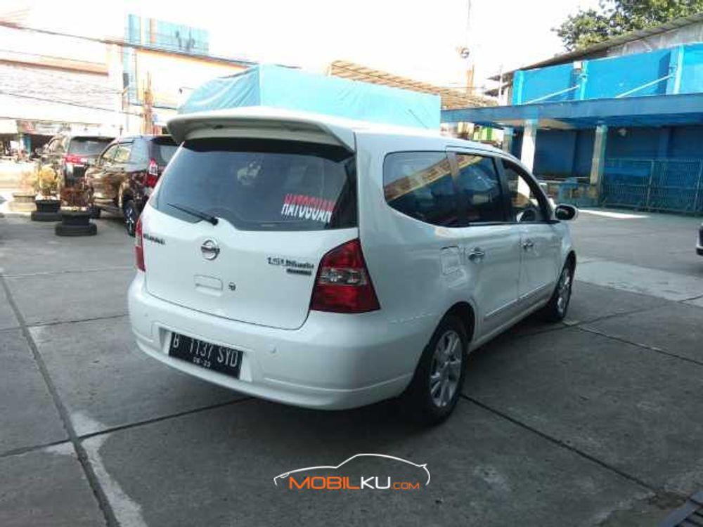 Mobil Nissan Grand Livina 2013