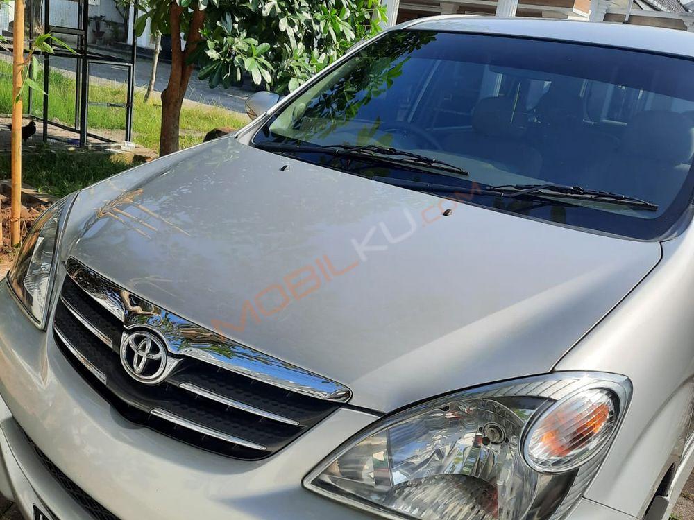Mobil Toyota Avanza 2010