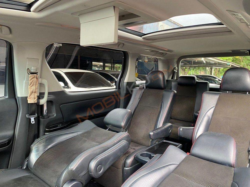 Mobil Toyota Vellfire 2015