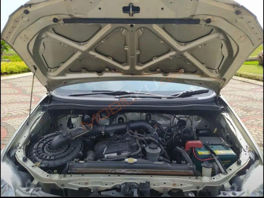 Mobil Toyota Kijang Innova 2013