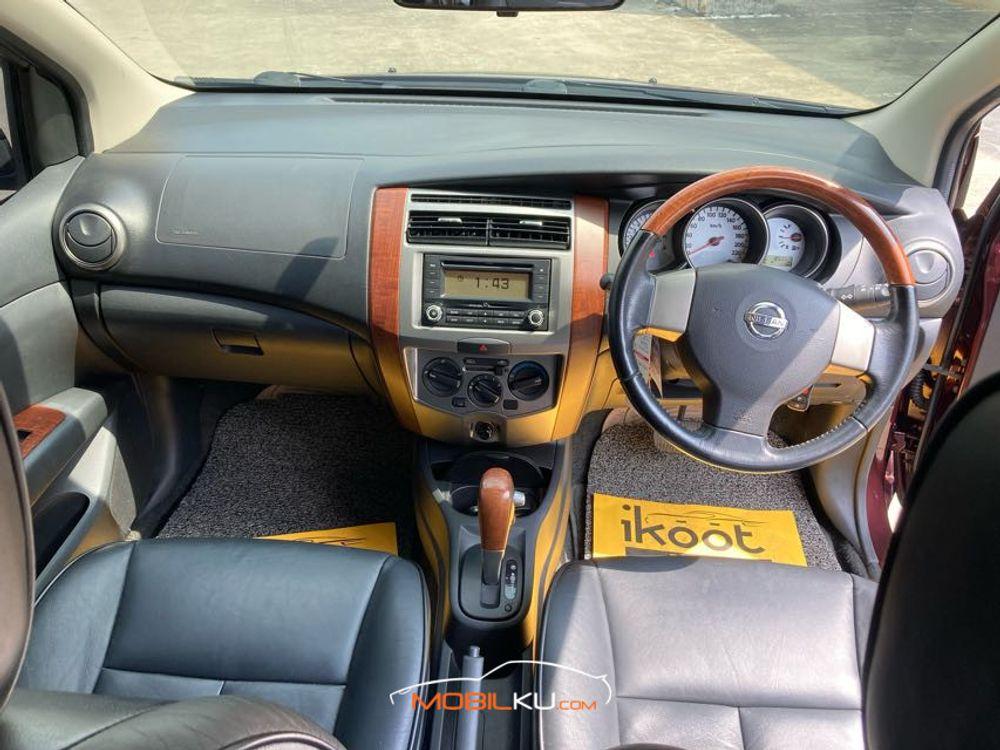 Mobil Nissan Grand Livina 2013