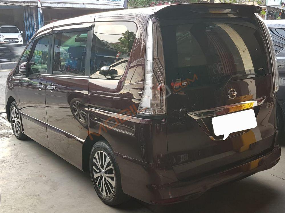 Mobil Nissan Serena 2015