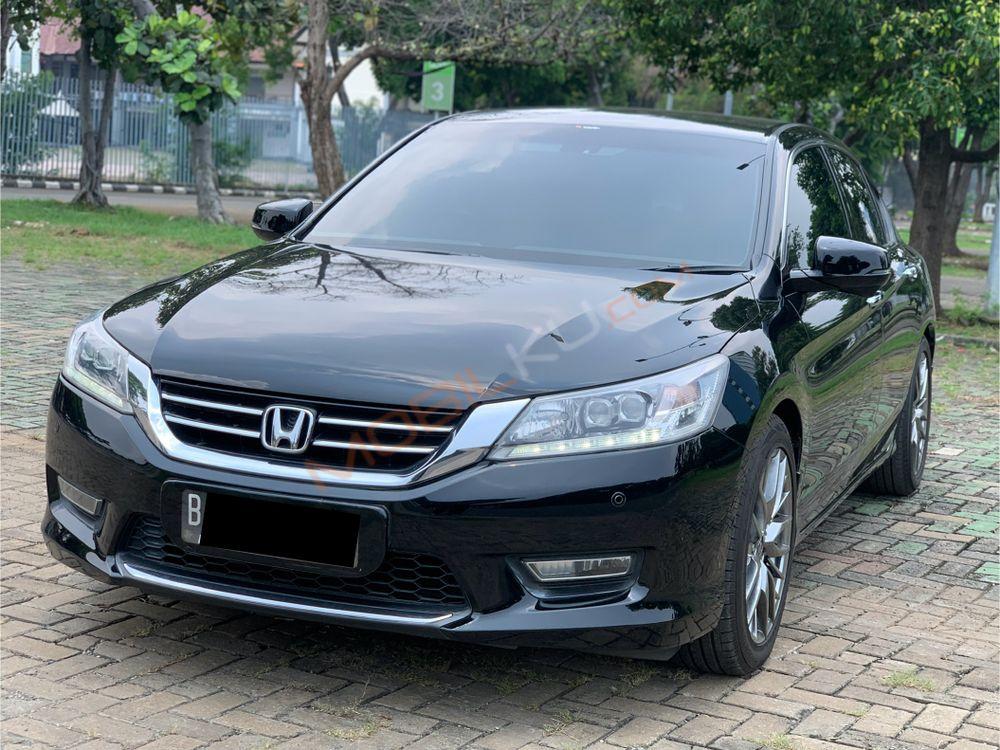 Mobil Honda Accord 2013