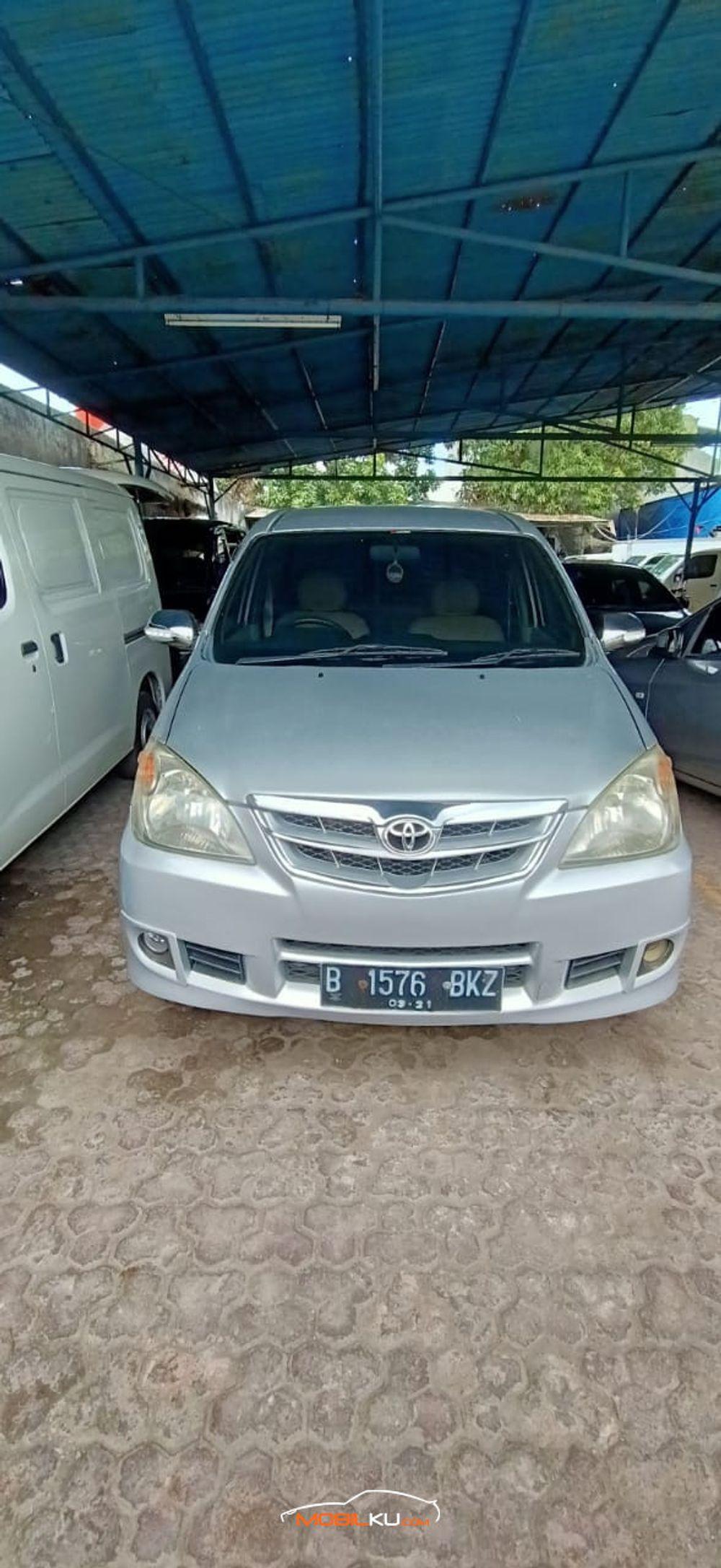Mobil Toyota Avanza 2011