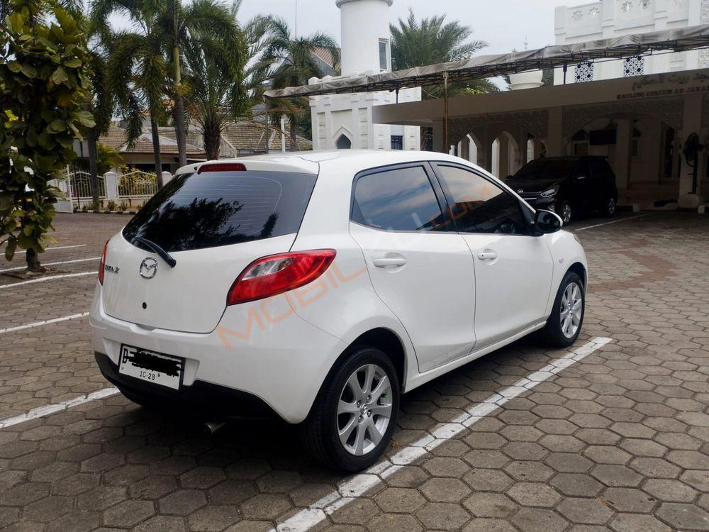 Mobil Mazda 2 Hatchback 2011