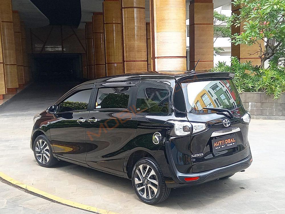 Mobil Toyota Sienta 2016