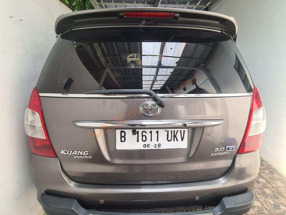 Mobil Toyota Kijang Innova 2011