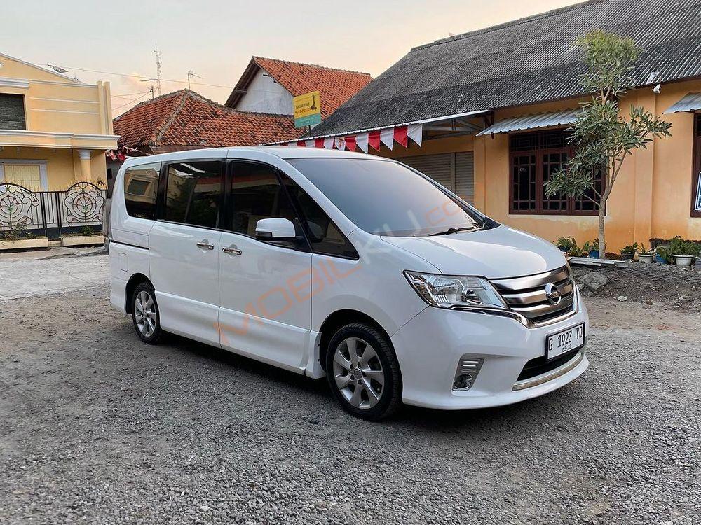 Mobil Nissan Serena 2013
