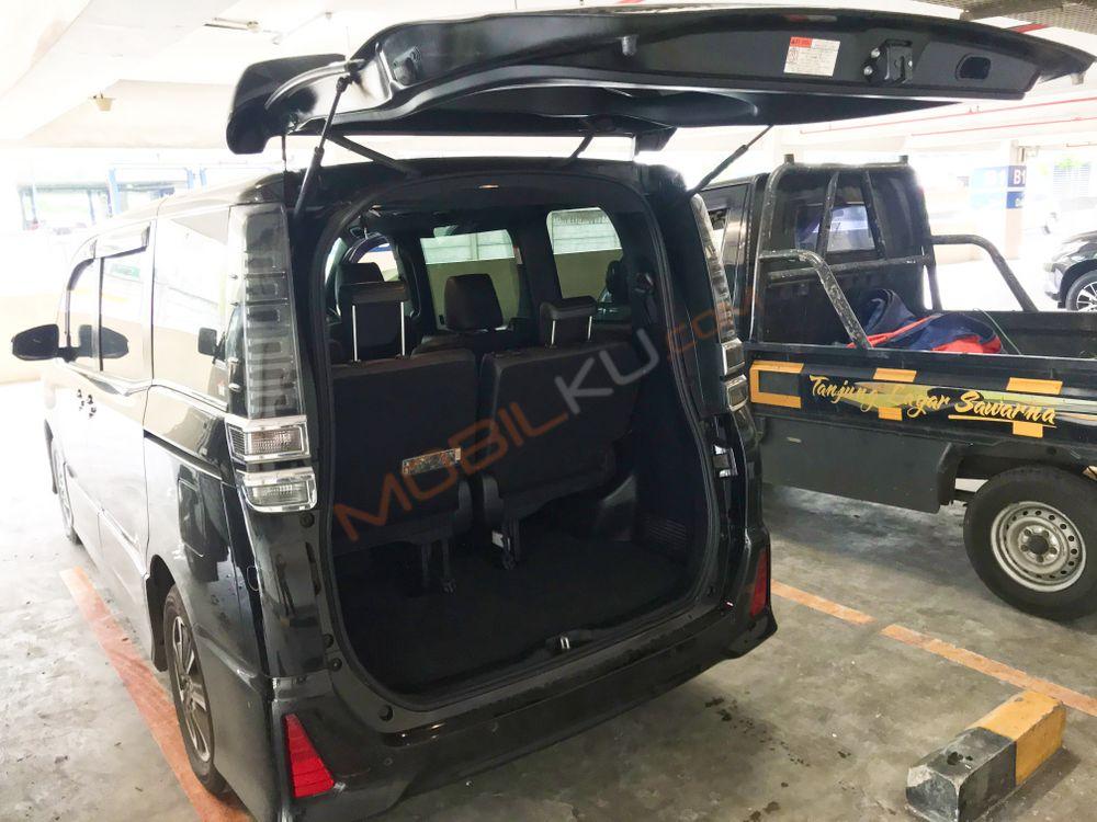 Mobil Toyota Voxy 2018