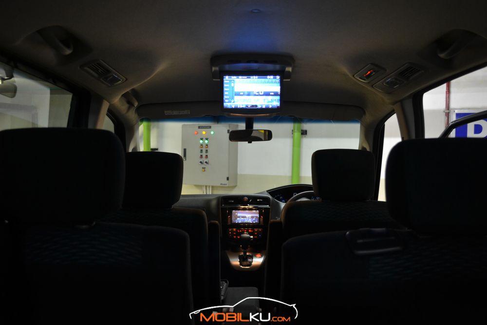 Mobil Nissan Serena 2016