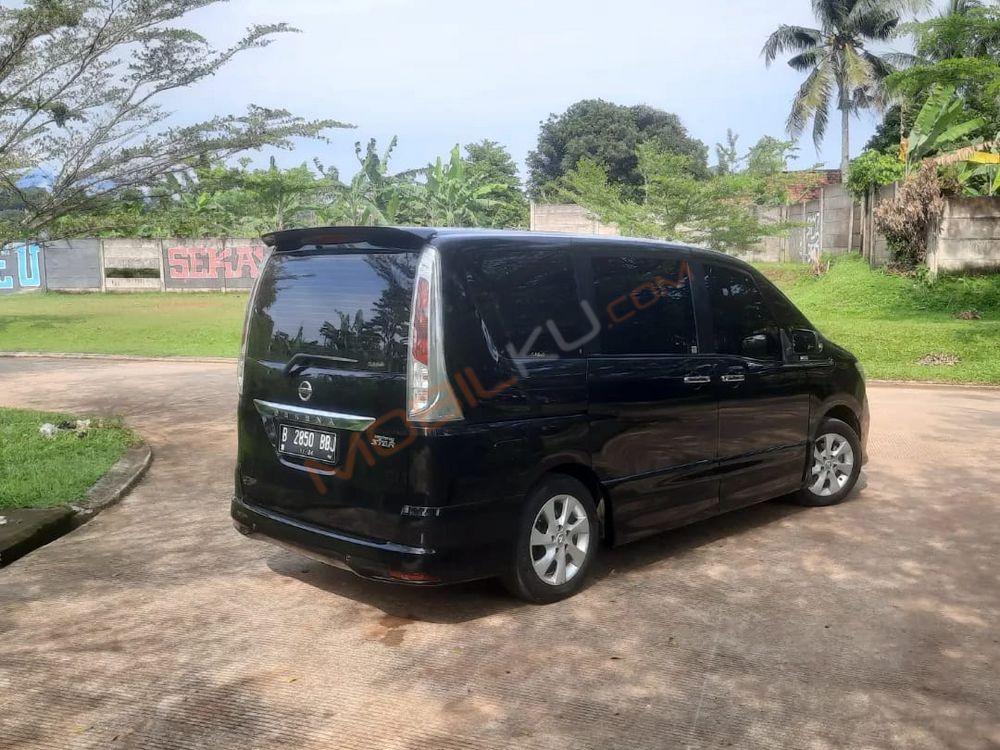 Mobil Nissan Serena 2014