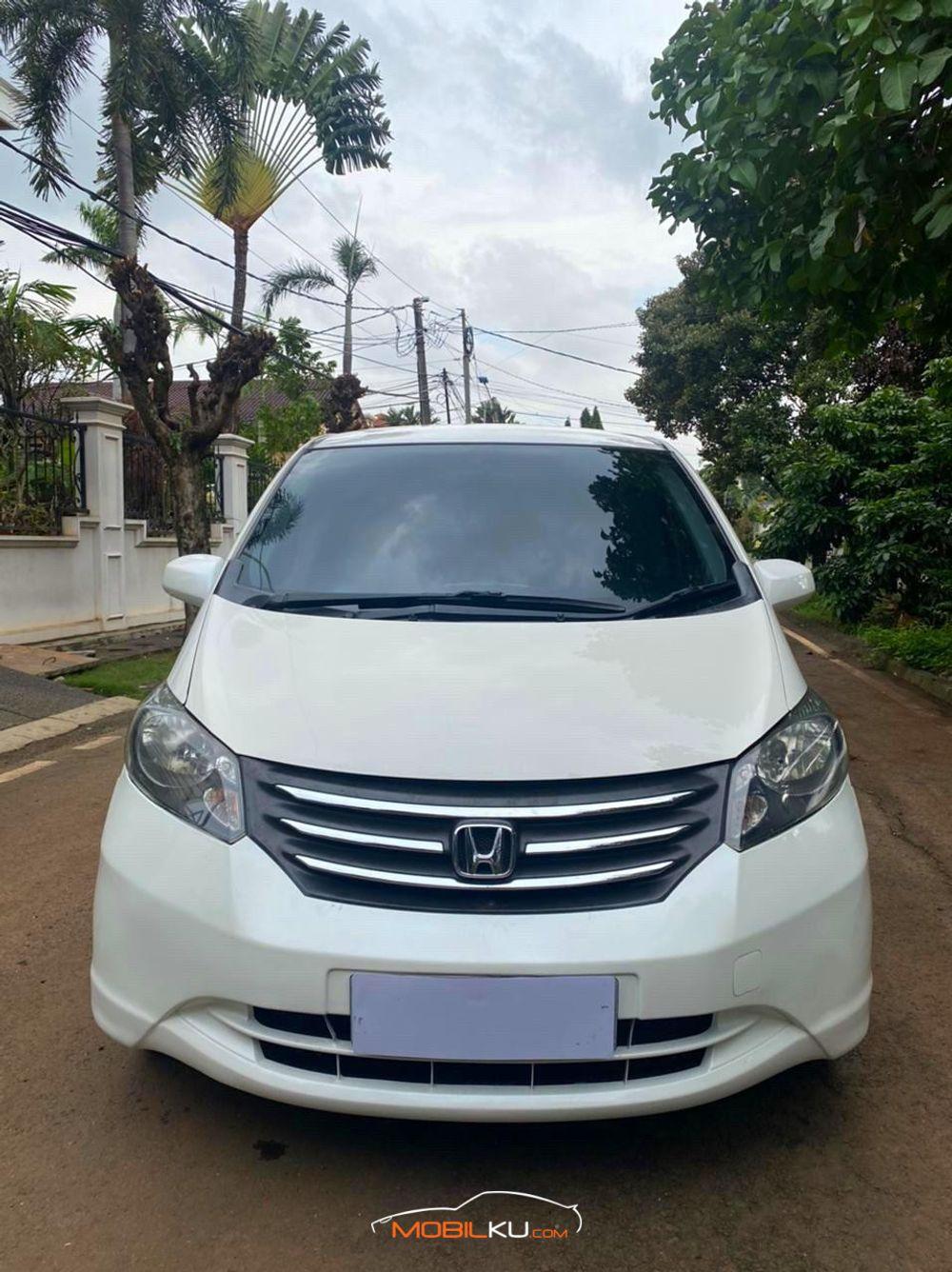 Mobil Honda Freed 2010