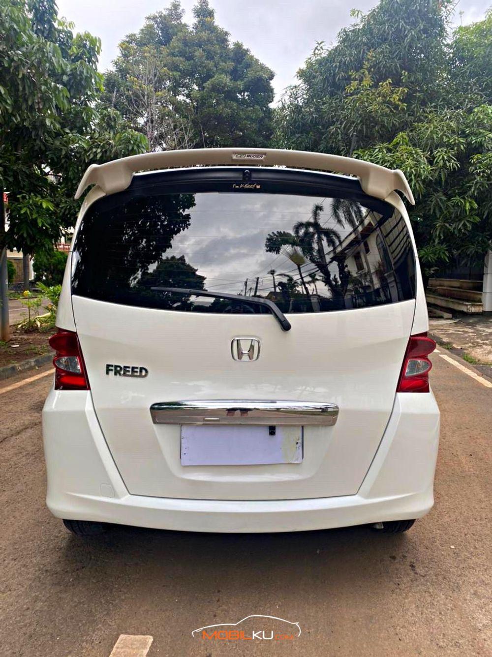 Mobil Honda Freed 2010