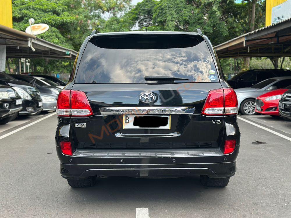 Mobil Toyota Land Cruiser 2010