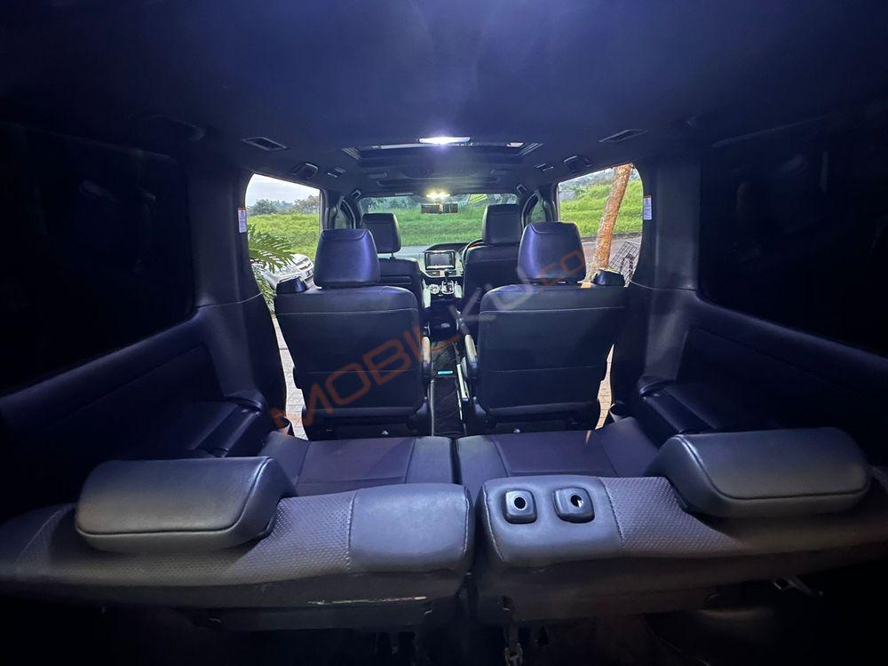 Mobil Toyota Voxy 2018