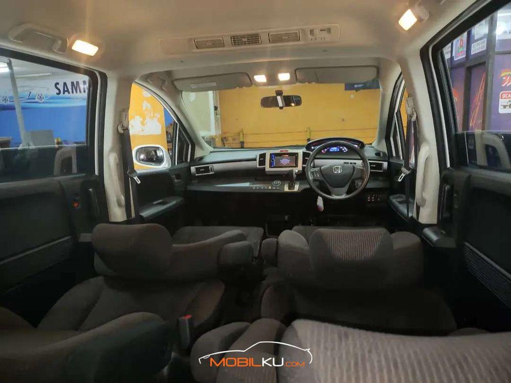 Mobil Honda Freed 2015