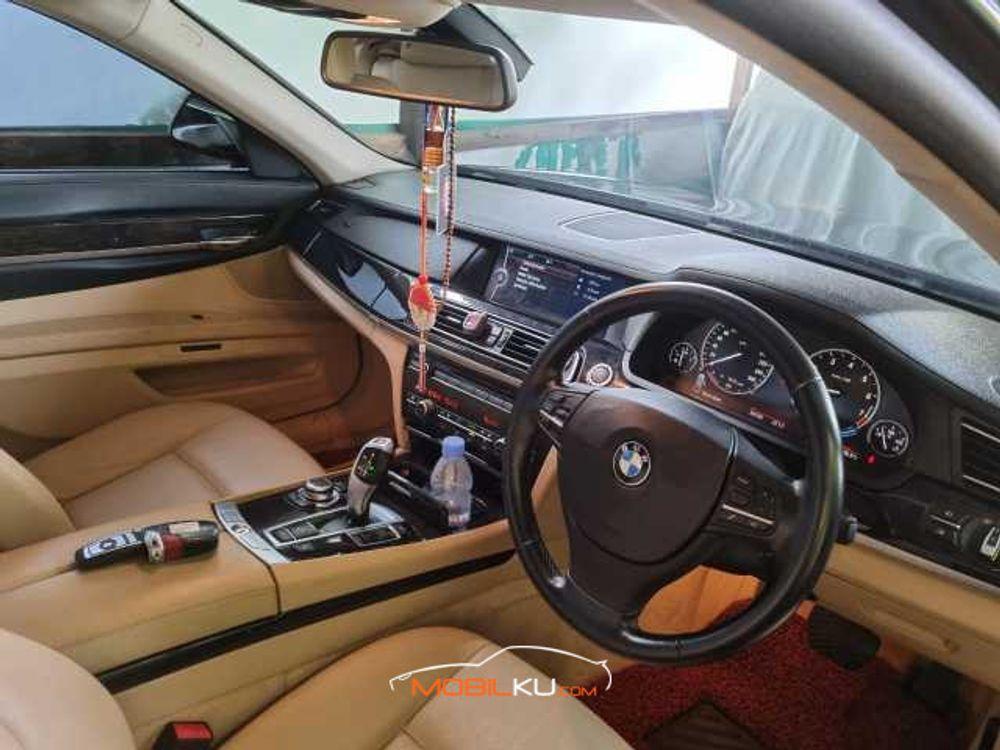 Mobil BMW 7 Series 2011