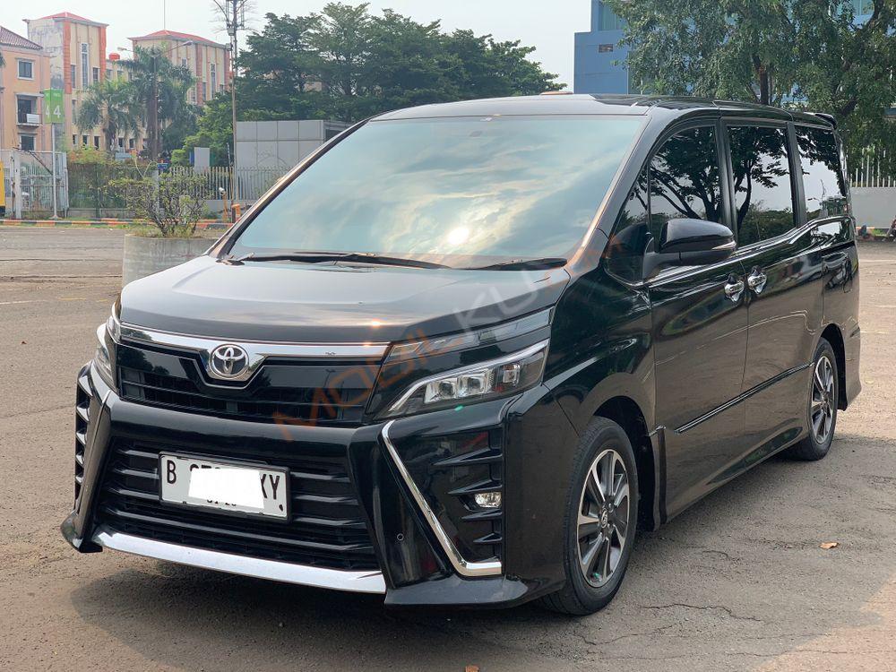 Mobil Toyota Voxy 2018