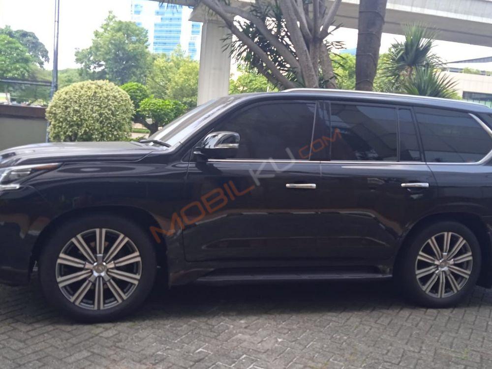 Mobil Lexus LX 2016