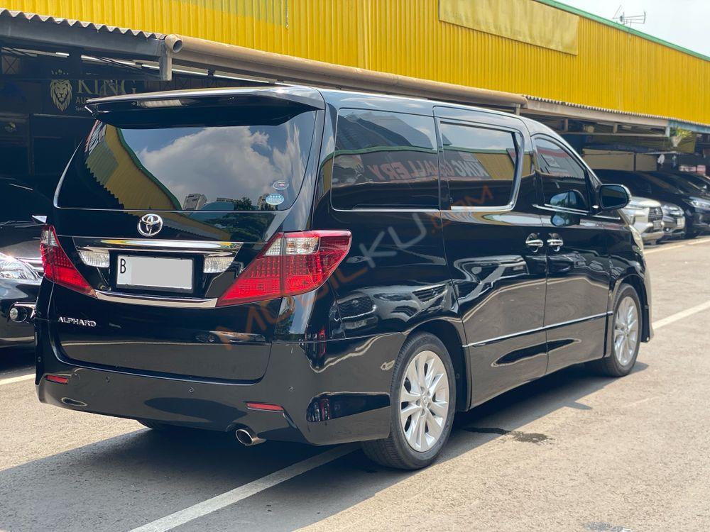 Mobil Toyota Alphard 2009