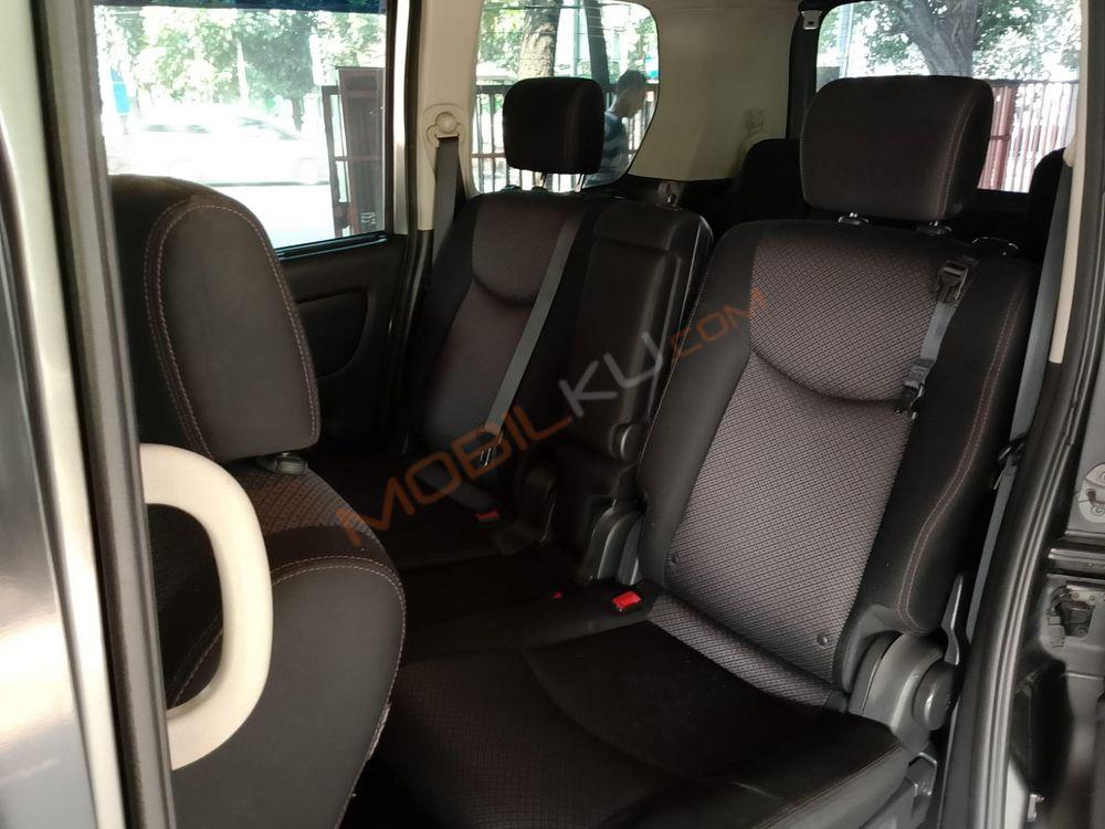 Mobil Nissan Serena 2014