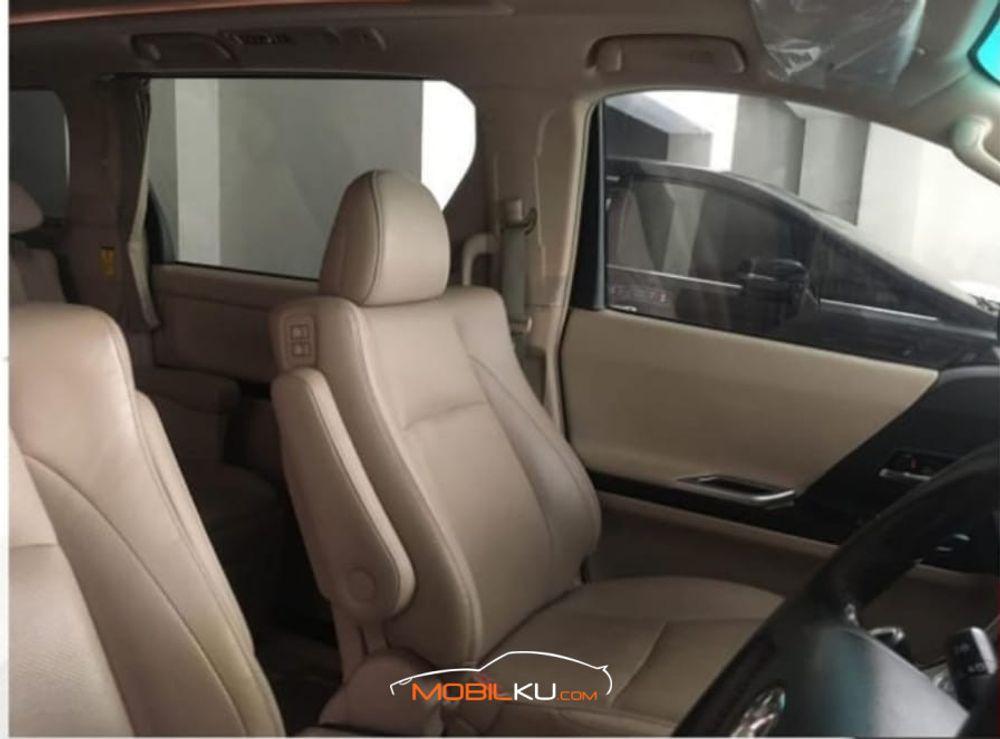 Mobil Toyota Alphard 2012